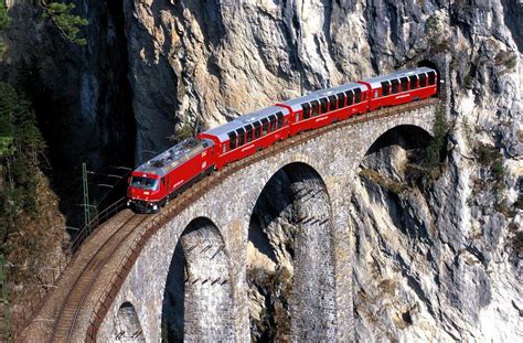 In Viaggio Sui Treni Rossi Della Ferrovia Retica Che Il Ottobre