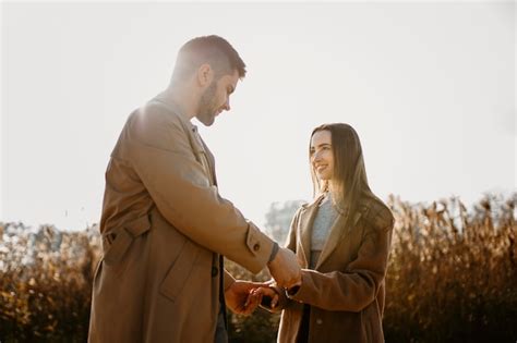 Tiro Medio Feliz Pareja Cogidos De La Mano Foto Gratis