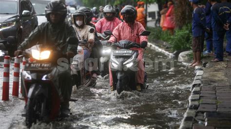 Hujan Deras Bikin Jakarta Tambah Macet Puluhan Ruas Jalan Ini Kebanjiran