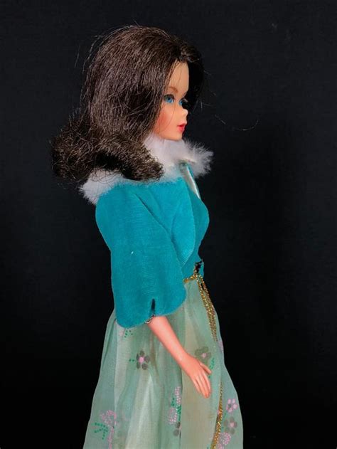 Lot VINTAGE BRUNETTE TWIST N TURN FLIP HAIR BARBIE WEARING TAGGED