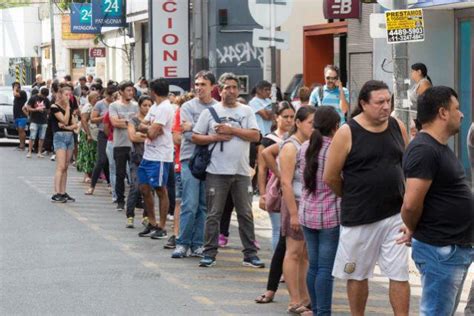 Pol Mica Por Las Colas En Los Bancos En Plena Cuarentena