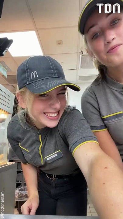 Deux Employ Es De Mcdonald S Dansent Dans Les Cuisines Vid O Dailymotion