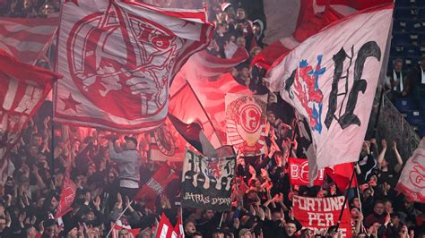 S Bahn In D Sseldorf Fortuna Fan Stirbt Bei Gef Hrlichem Versuch Trauer