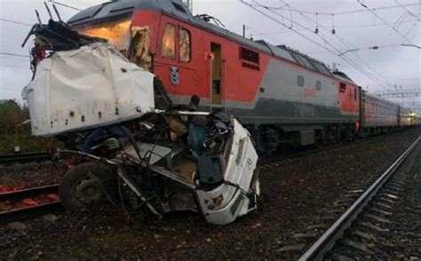 Jornal Correio Colisão Entre Trem E ônibus Deixa 19 Mortos Na Rússia