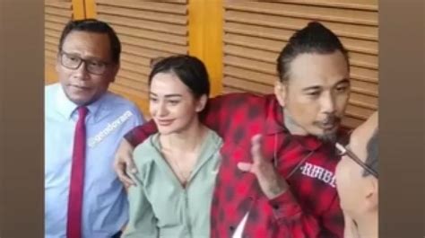 Momen Bahagia Nora Alexandra Sambut Jerinx Bebas Dari Penjara