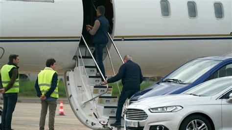 El rey Juan Carlos I llega en avión a Abu Dabi tras su viaje de seis