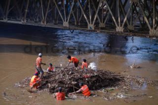 Pembersihan Sampah Di Sungai Ciliwung DATATEMPO