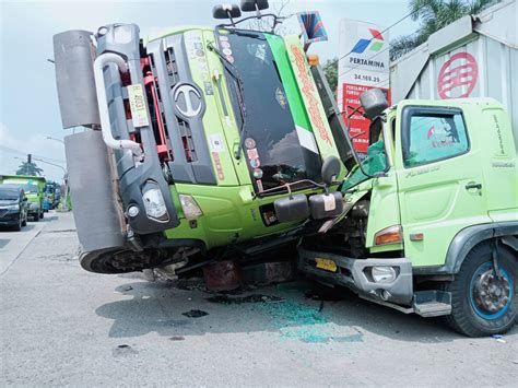 Masuk Ke Irigasi Truk Bermuatan Batu Timpa Mobil Truk Yang Sedang