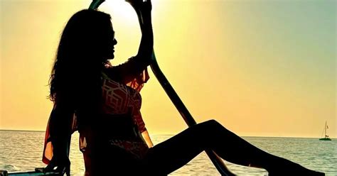 Unverschämt sexy Salma Hayek zeigt ihren heißen Bikini Body