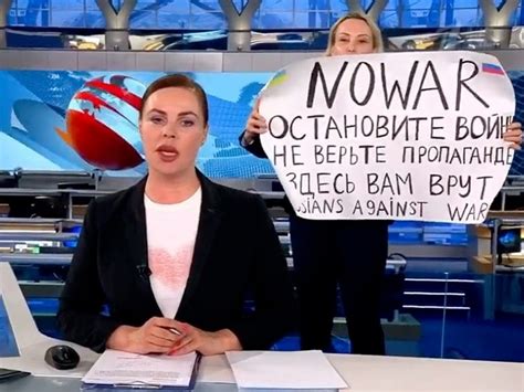 【動画】ロシア国営テレビの生放送に反戦訴える女性、数秒間映り込む：朝日新聞globe＋