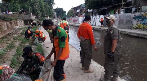 Antisipasi Banjir Babinsa Johar Baru Dan Tiga Pilar Bersih Bersih Kali