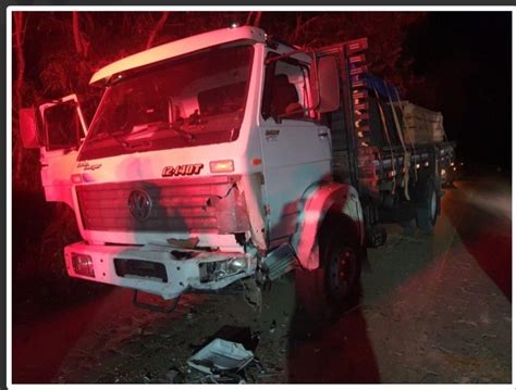 Grave acidente entre carro e caminhão mobiliza resgate de emergência da