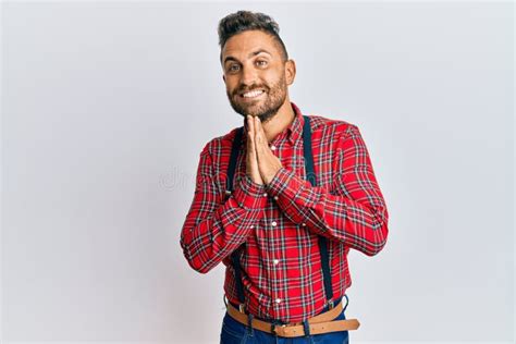 Bell Uomo Con La Barba Vestito Da Elegante Hipster Che Prega A Mani Nude Chiedendo Perdono