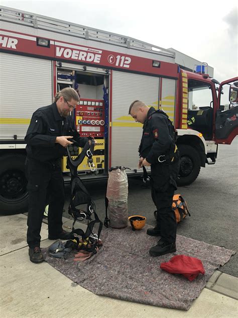 Jahres Großübung aller fünf Voerder Feuerwehreinheiten Freiwillige