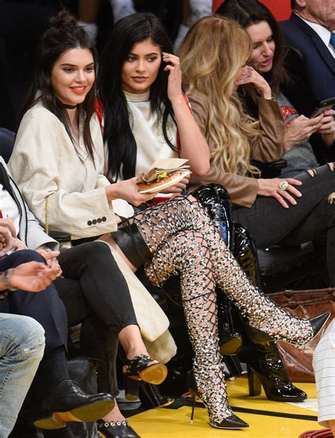 Kendall Jenner And Kylie Jenner Sit Courtside At Lakers Game Kendall And Kylie Jenner Kendall