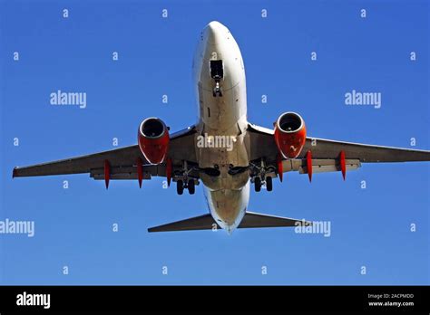 Commercial airplane cockpit hi-res stock photography and images - Alamy