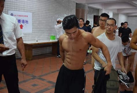 Con trai Trung Quốc nude để khám nghĩa vụ quân sự Tạp chí đồng tính nam