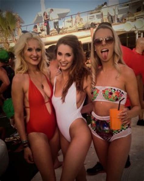 The Body In The Middle Porn Pic