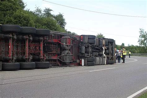 Blumberg Spektakulärer Lkw Unfall auf der B 314 nach der