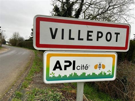 Cest quoi ces panneaux Apicité aux entrées de bourg de Villepot