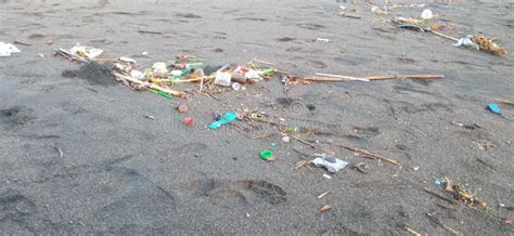 Lixo Espalhado Na Praia O Que Perturba Muito A Paisagem Foto De Stock