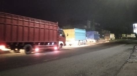 Foto Lagi Lagi Truk Batu Bara Bikin Macet Jalan Nasional Jambi Puluhan