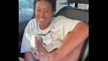 Descanso de trabajo follando su coño en el coche XVIDEOS