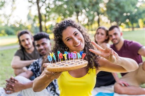 Grupo De Personas Con Ropa Tradicional Foto Premium