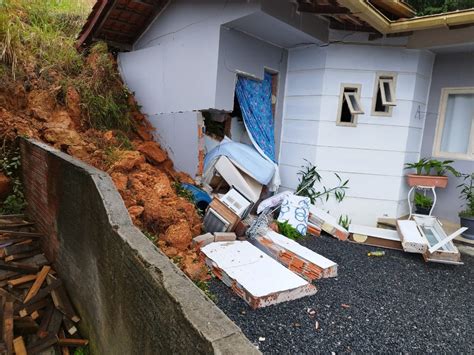 Bebê de 1 ano fica preso nos escombros após casa ser atingida por