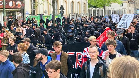 1 Mai Abendliche Mai Demo in Neukölln Polizei mit Großaufgebot