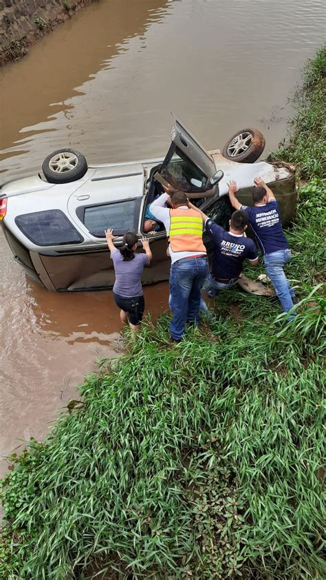 Carro Cai Em Rio Ap S Colis O Em Avenida De Lins E Moradores Ajudam No