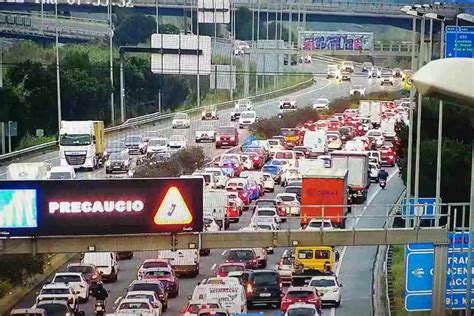 Matí de pluja i caos absolut a l AP 7 més de 15 quilòmetres de cues