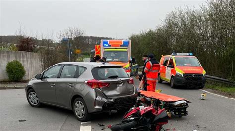 Motorradfahrer Kracht Ungebremst In Ein Auto Und Erleidet Kopfverletzungen