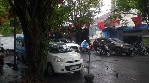 Warga Keluhkan Banyak Kendaraan Parkir Di Pinggir Jalan Sudirman Komo