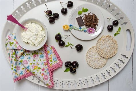 RECETA FIT GOURMET TORTITAS DE ARROZ CON REQUESÓN CEREZAS Y LASCAS DE