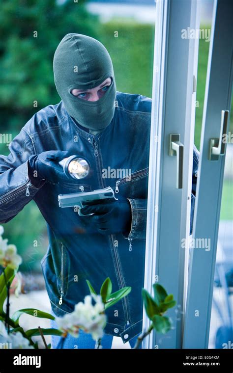 Einbrecher In Einem Fenster Housebreaker Einbruch Stockfotografie Alamy