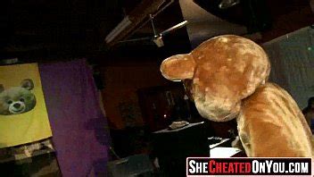 Salopes Prises En Train De Baiser Au Club XVIDEOS