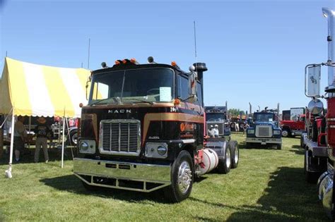 Old Truck Pictures Classic Big Rigs From The Golden Years Of Trucking