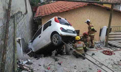 Carro desgovernado passa por cima de outro veículo e acerta casa em