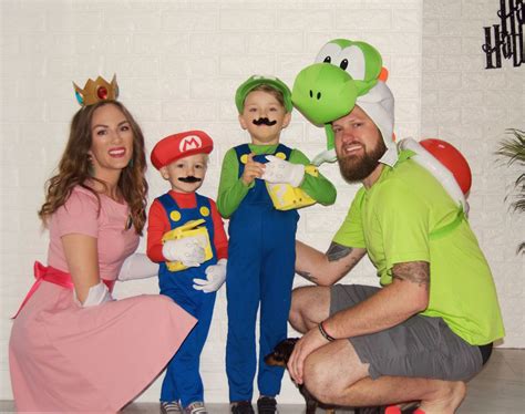 Family Super Mario Costumes | Super mario costumes, Mario halloween ...