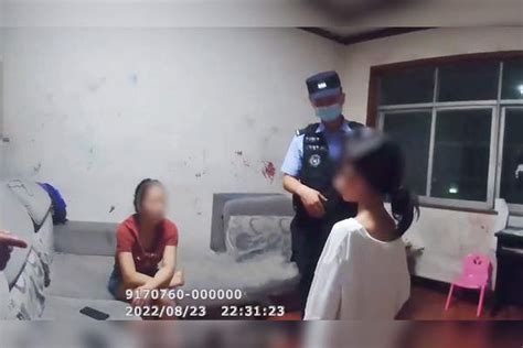 女孩报警妈妈太凶，爸爸解围反被吐槽，两次逗乐民警 报警 爸爸 吐槽