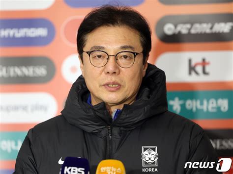 취재진 질문에 답하는 황선홍 축구 올림픽 대표팀 감독