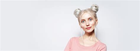 Portrait de jolie fille blonde en chemise rose espace copie bannière panoramique Photo Premium