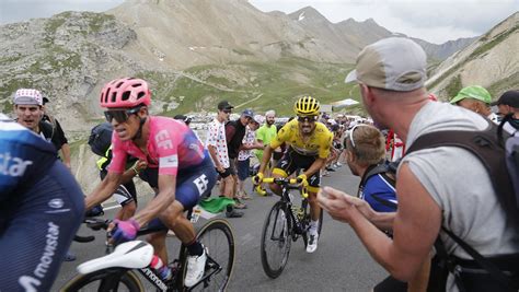 Les cyclistes à l assaut du col du Galibier pour l arrivée du Tour en