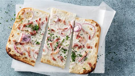 Flammkuchen Mit Cremefine Verfeinerungscreme Speck Zwiebel Schnittlauch