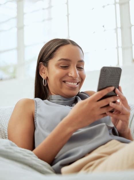 Mujer Feliz Relajada Y Moderna Con Un Tel Fono Enviando Mensajes De