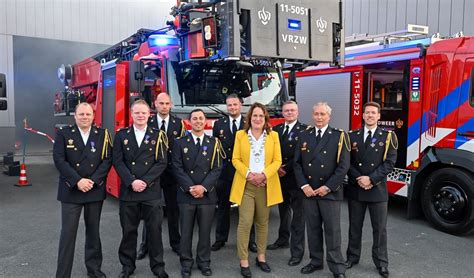 Nieuwe Autoladder En Twee Nieuwe Tankautospuiten Voor Brandweer