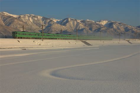 鉄道定番紀行 湖西線の朝陽に輝く湖北の冠雪した山々バックに行く113系ローカル電車他（マキノ～永原）