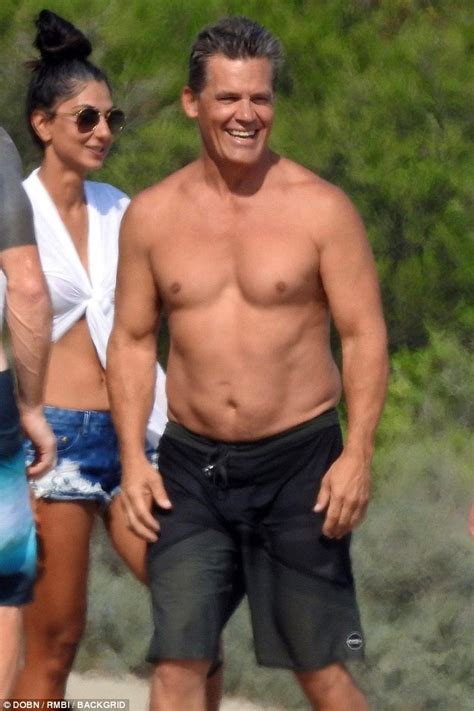 Josh Brolin 50 Flaunts His Muscular Frame During A Paddle Board Jaunt