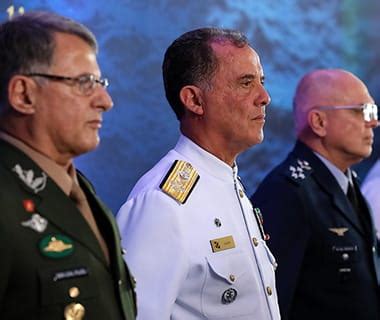 Comandantes das Forças Armadas pedem demissão em protesto contra